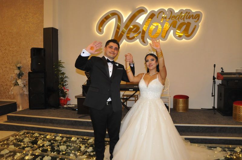 Sefa ve Esra, Velora Wedding sahnesinde misafirlerini selamlıyor