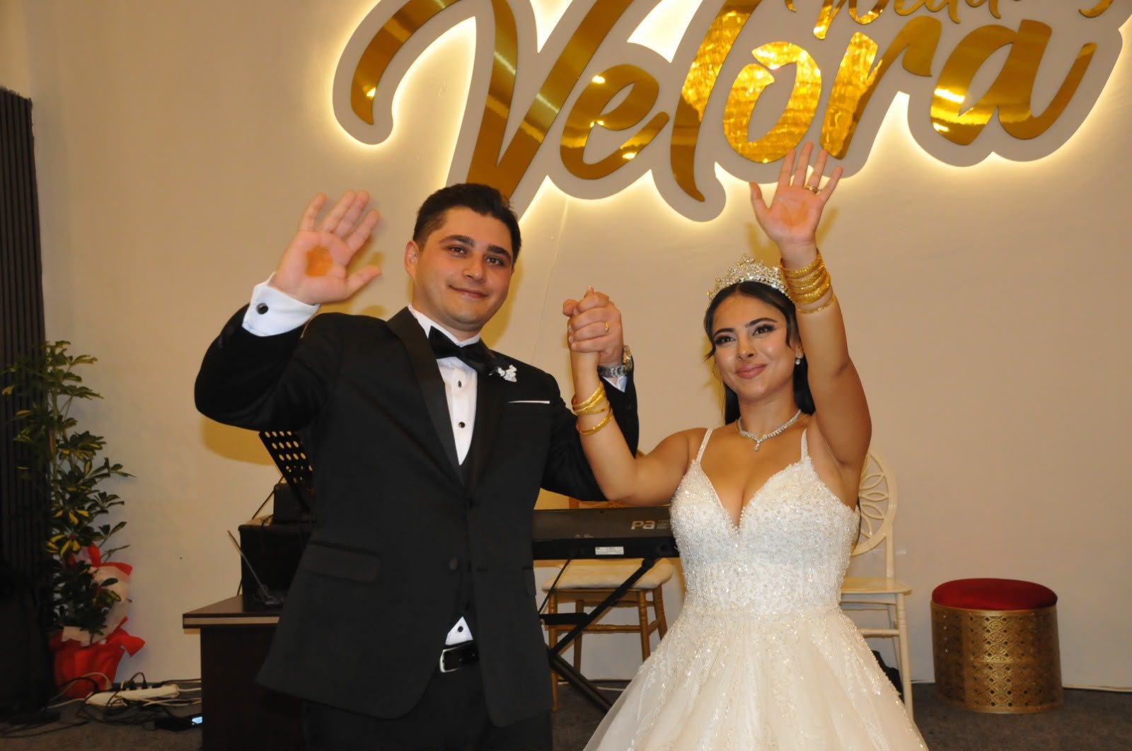 Sefa ve Esra çifti, Velora Wedding sahnesinde el ele misafirlerini selamlıyor