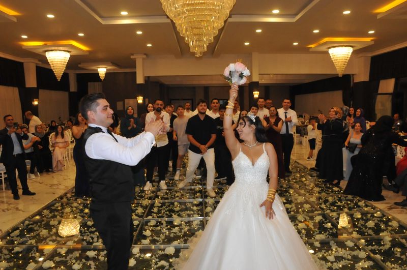 Gelin buketi havaya kaldırıyor, damat alkışlıyor