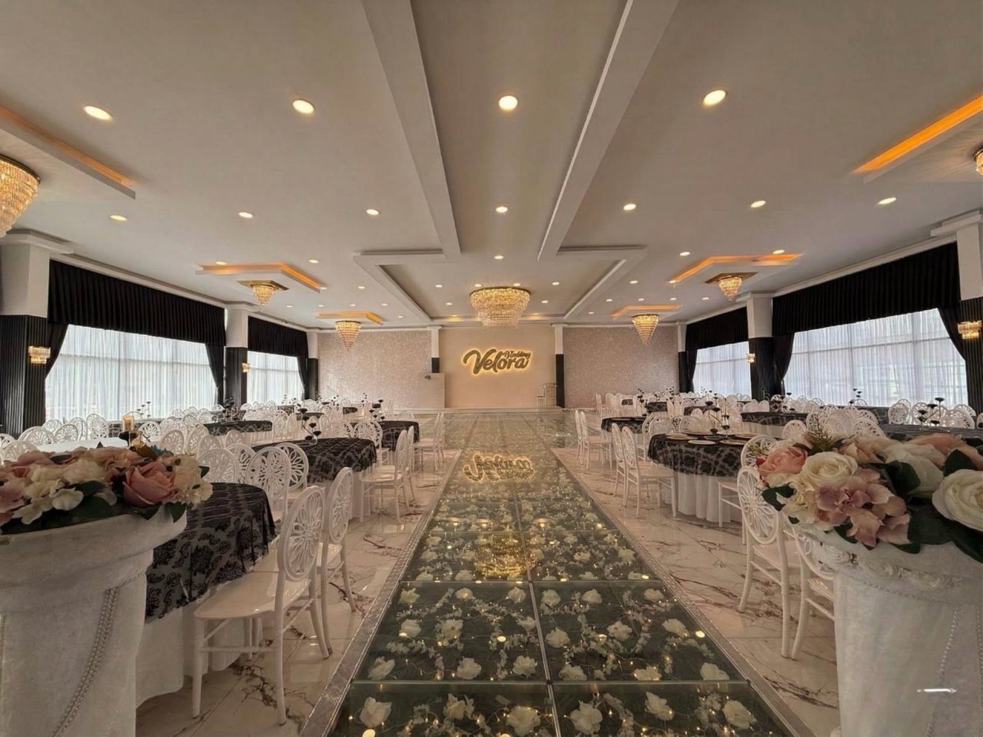 Velora Wedding ana salon — sahne ve ışıklı tabela
