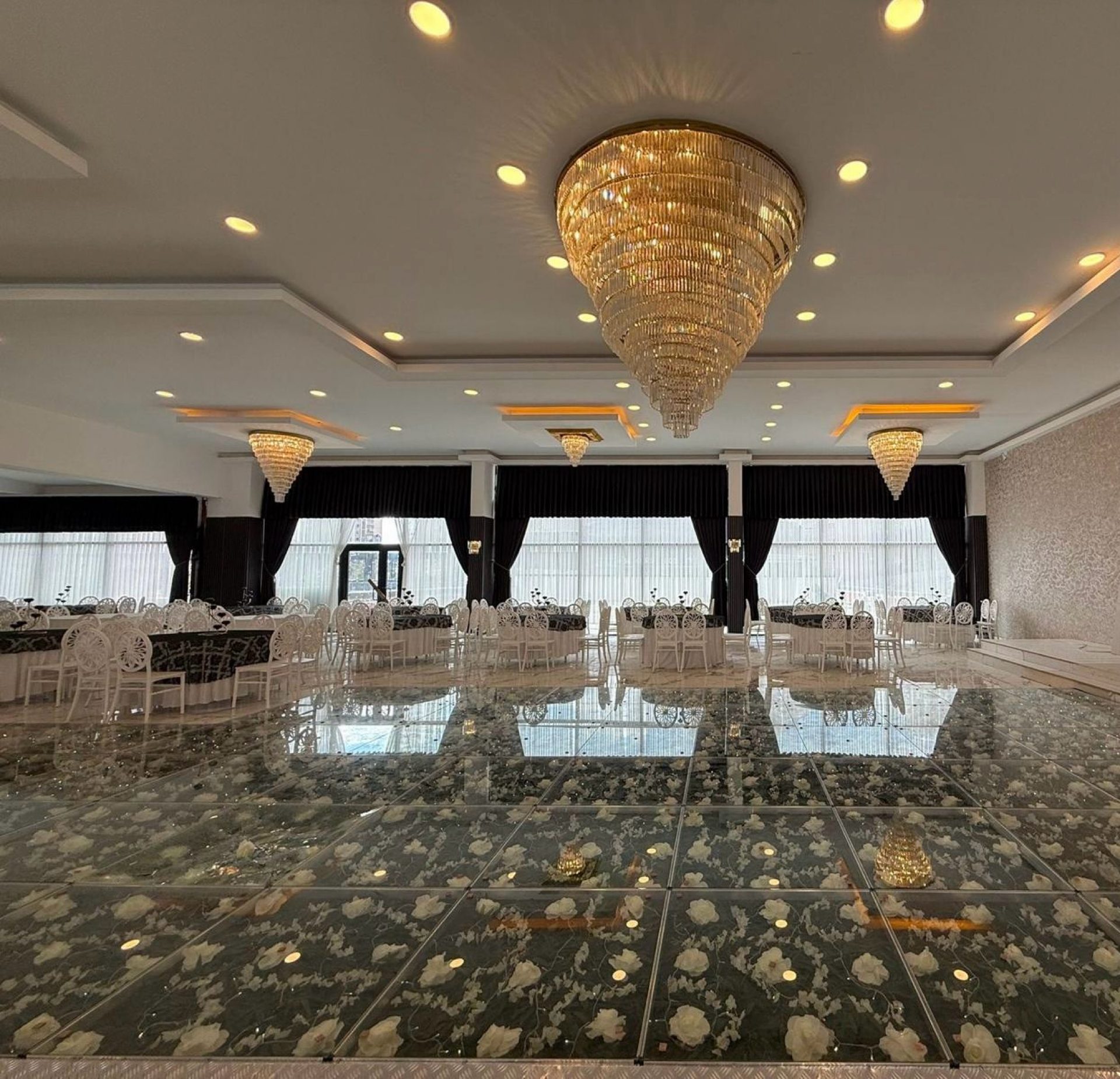 Velora Wedding — kristal avize ve çiçekli cam dans pisti