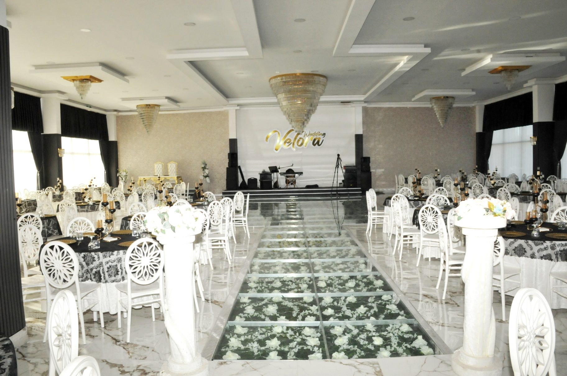 Sahne ve gelin-damat köşesi